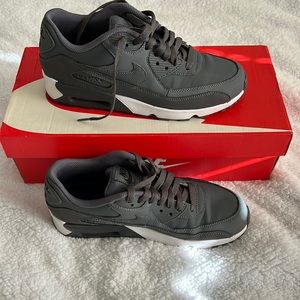 Nike Air Max 90 LTR - Gray - youth size 7